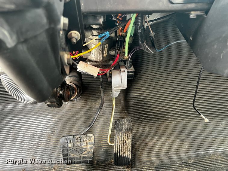 image for item JH9337 2000 International 4700  asphalt patch truck