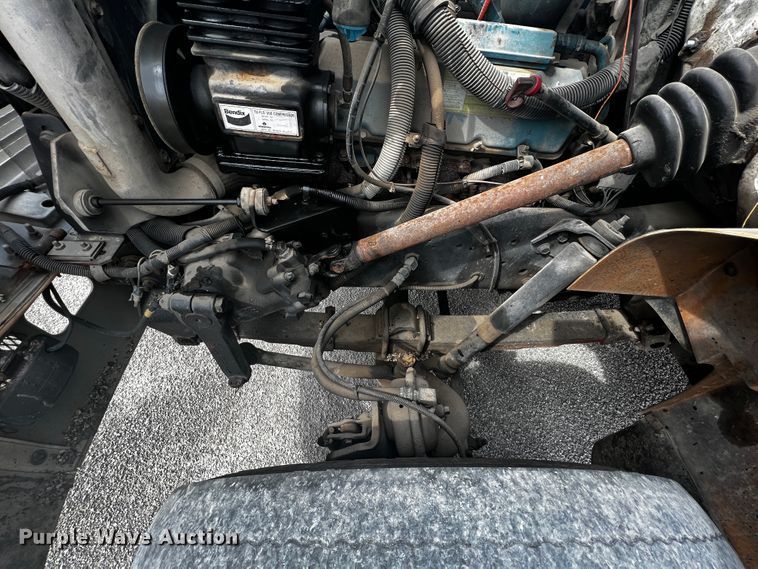 image for item JH9337 2000 International 4700  asphalt patch truck