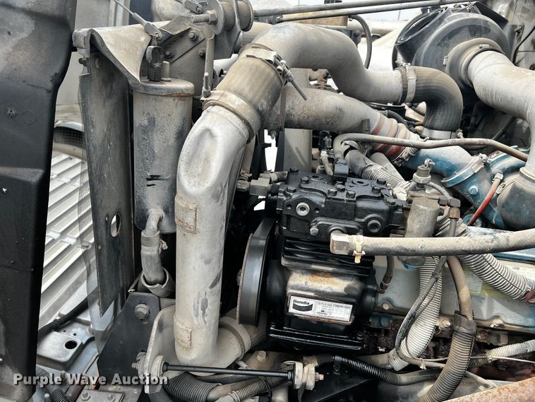 image for item JH9337 2000 International 4700  asphalt patch truck