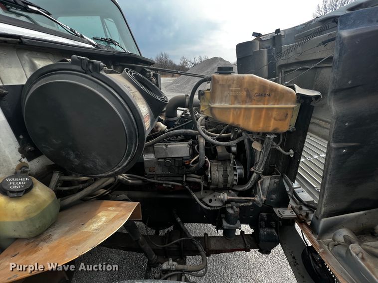 image for item JH9337 2000 International 4700  asphalt patch truck