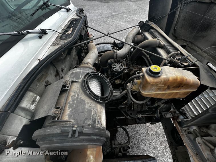 image for item JH9337 2000 International 4700  asphalt patch truck