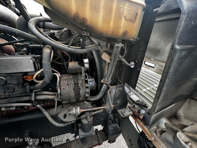 image for item JH9337 2000 International 4700  asphalt patch truck