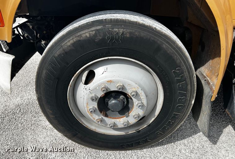 image for item JH9337 2000 International 4700  asphalt patch truck