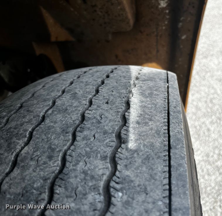 image for item JH9337 2000 International 4700  asphalt patch truck