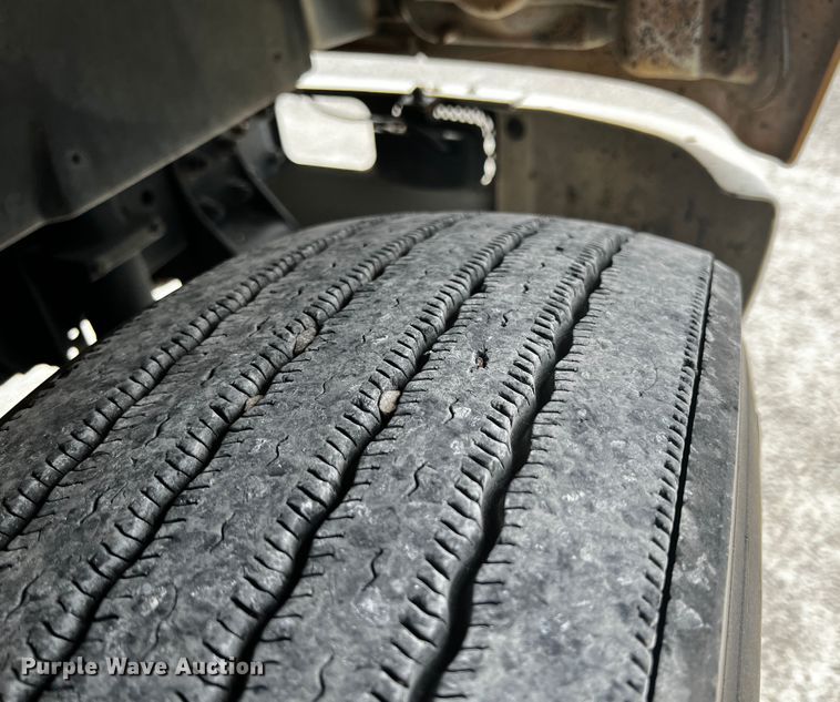 image for item JH9337 2000 International 4700  asphalt patch truck