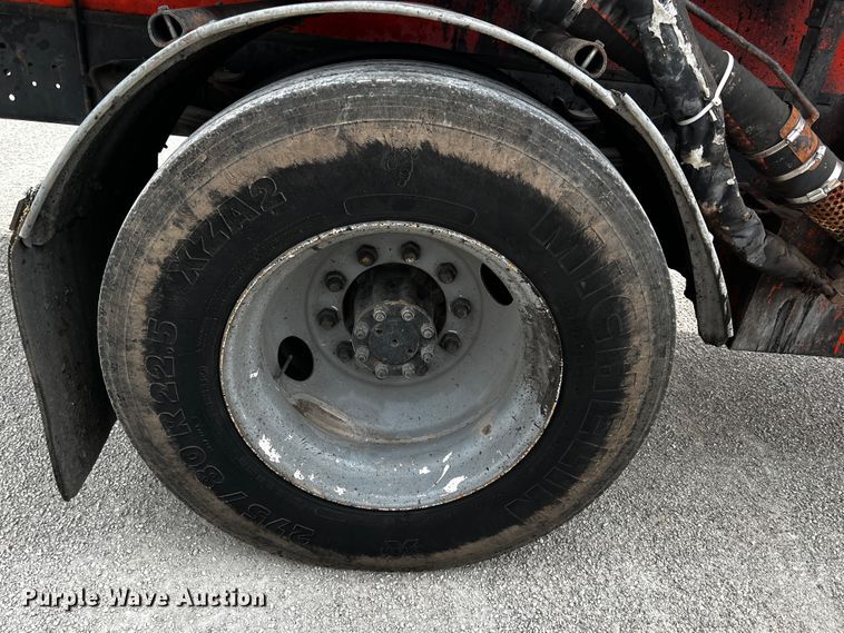 image for item JH9337 2000 International 4700  asphalt patch truck