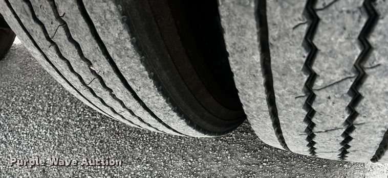 image for item JH9337 2000 International 4700  asphalt patch truck