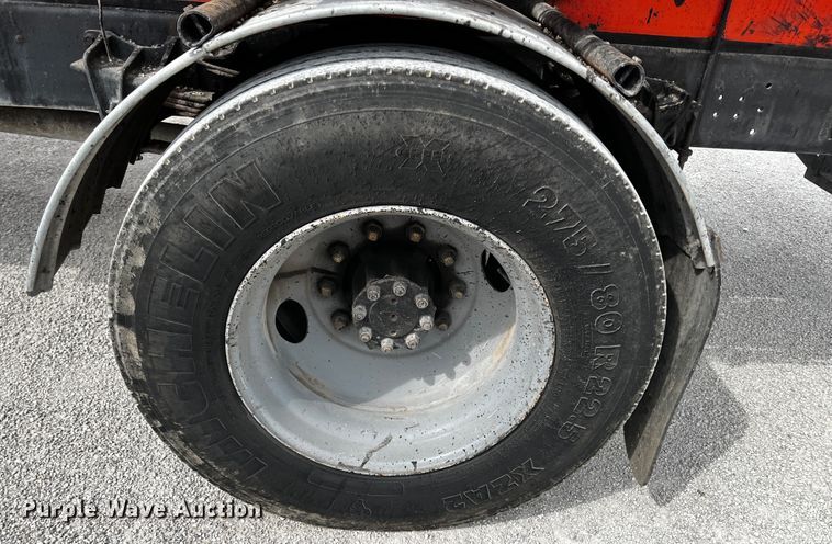 image for item JH9337 2000 International 4700  asphalt patch truck