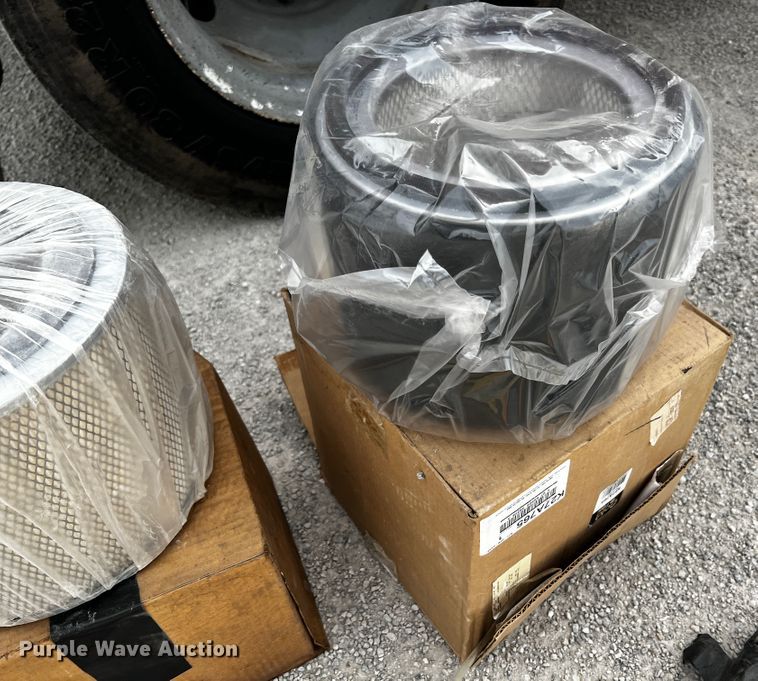 image for item JH9337 2000 International 4700  asphalt patch truck