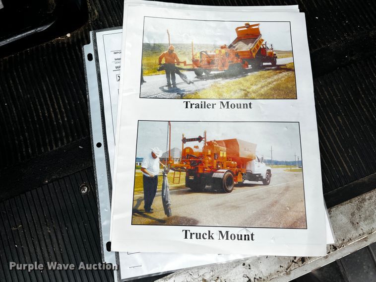 image for item JH9337 2000 International 4700  asphalt patch truck