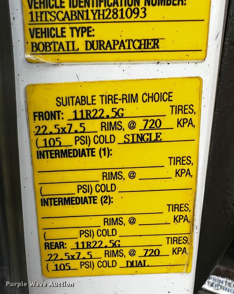 image for item JH9337 2000 International 4700  asphalt patch truck