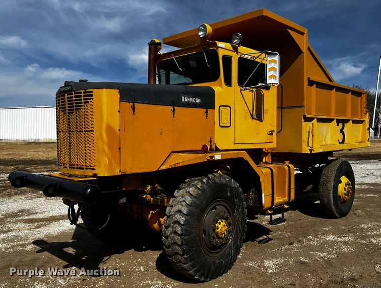image for item JH9384 1985 Oshkosh WT-2206  dump truck