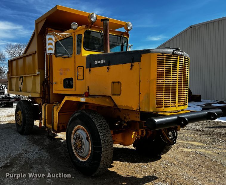 image for item JH9384 1985 Oshkosh WT-2206  dump truck