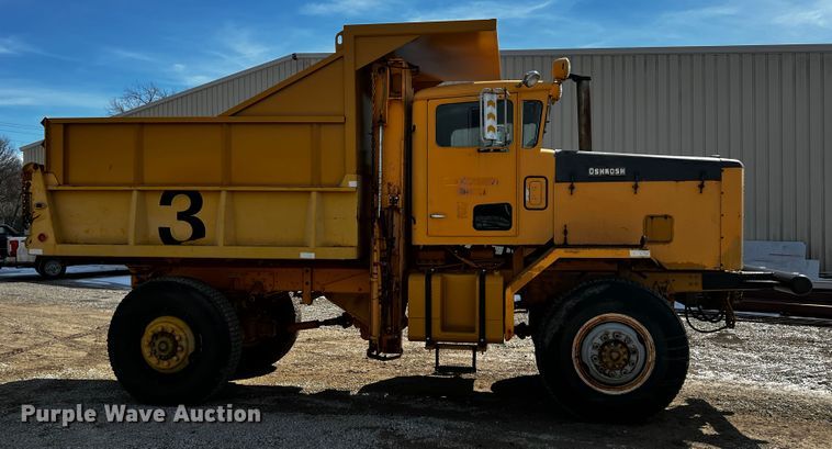image for item JH9384 1985 Oshkosh WT-2206  dump truck