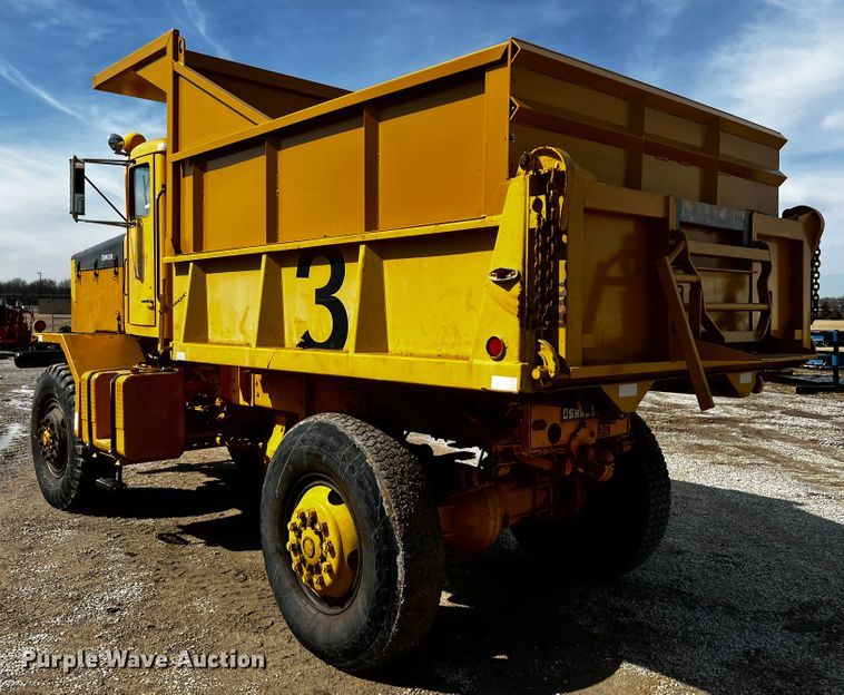 image for item JH9384 1985 Oshkosh WT-2206  dump truck