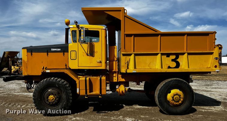 image for item JH9384 1985 Oshkosh WT-2206  dump truck