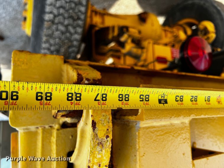 image for item JH9384 1985 Oshkosh WT-2206  dump truck