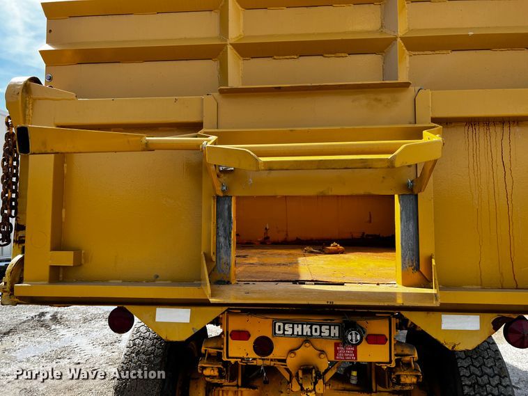 image for item JH9384 1985 Oshkosh WT-2206  dump truck