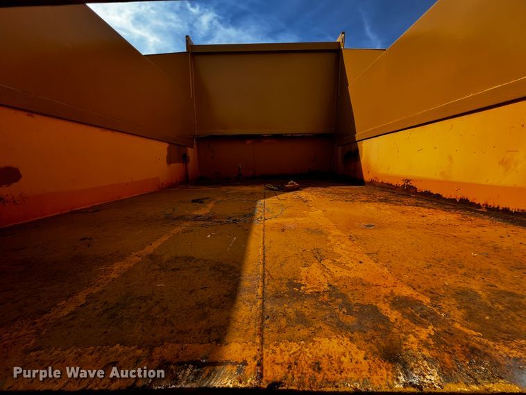 image for item JH9384 1985 Oshkosh WT-2206  dump truck