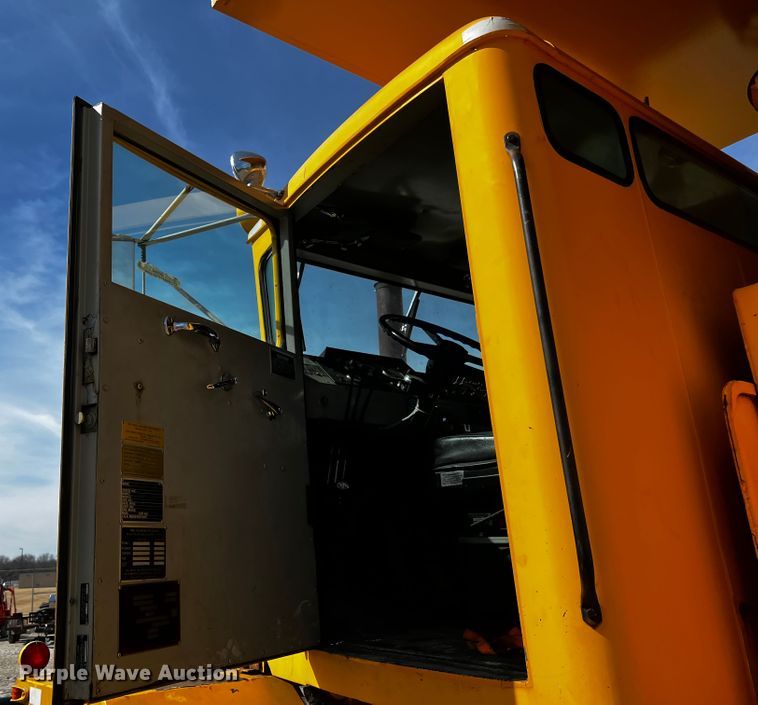 image for item JH9384 1985 Oshkosh WT-2206  dump truck