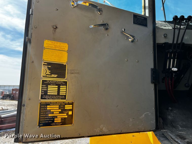 image for item JH9384 1985 Oshkosh WT-2206  dump truck