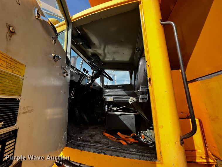 image for item JH9384 1985 Oshkosh WT-2206  dump truck