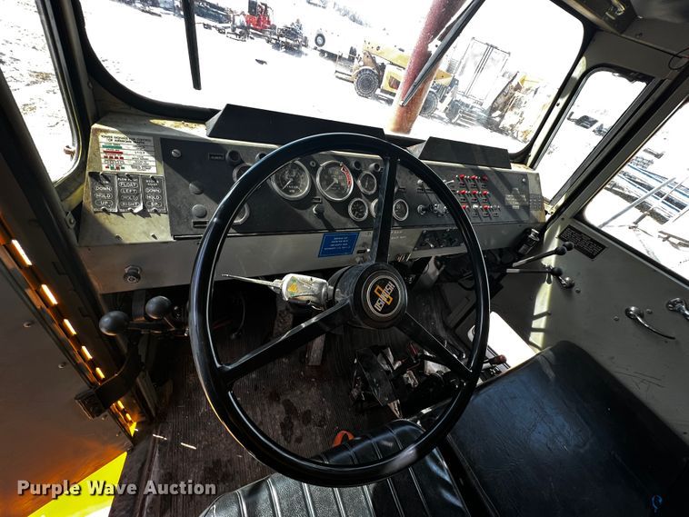 image for item JH9384 1985 Oshkosh WT-2206  dump truck