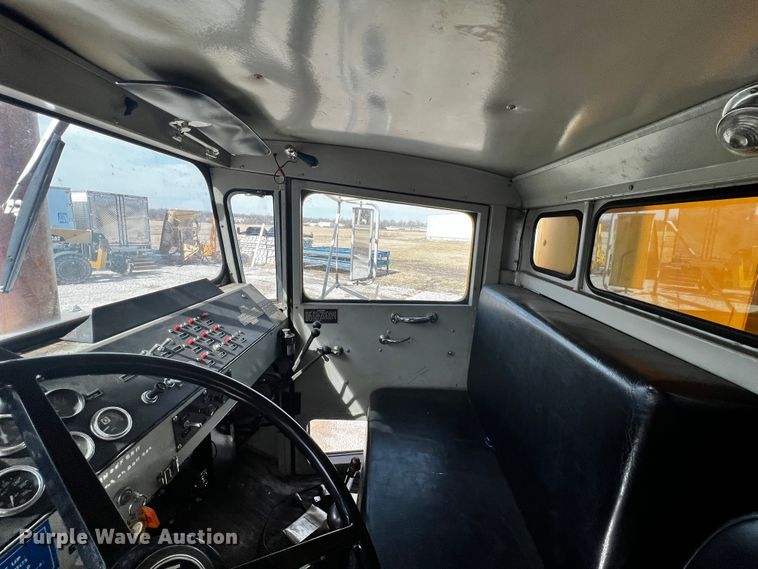 image for item JH9384 1985 Oshkosh WT-2206  dump truck