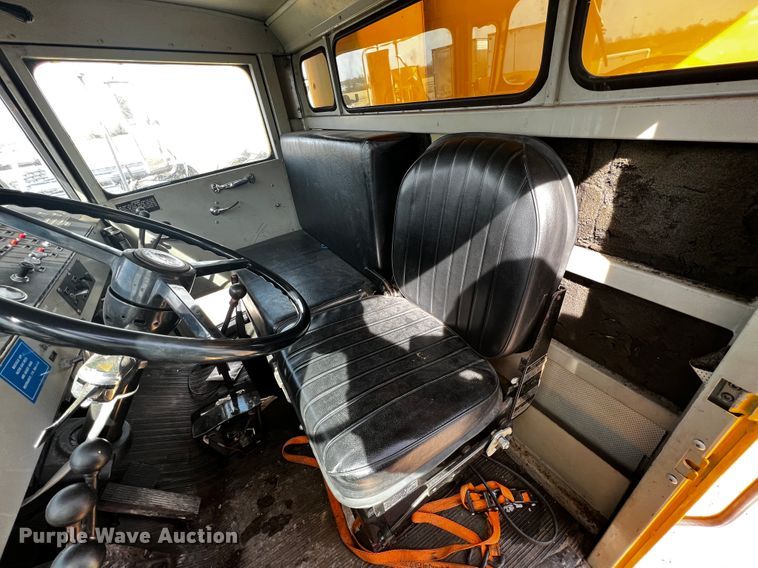 image for item JH9384 1985 Oshkosh WT-2206  dump truck