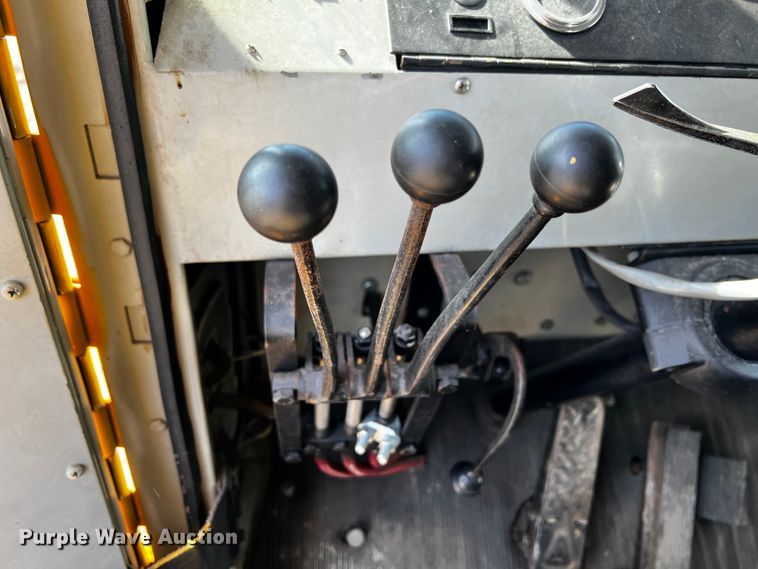 image for item JH9384 1985 Oshkosh WT-2206  dump truck