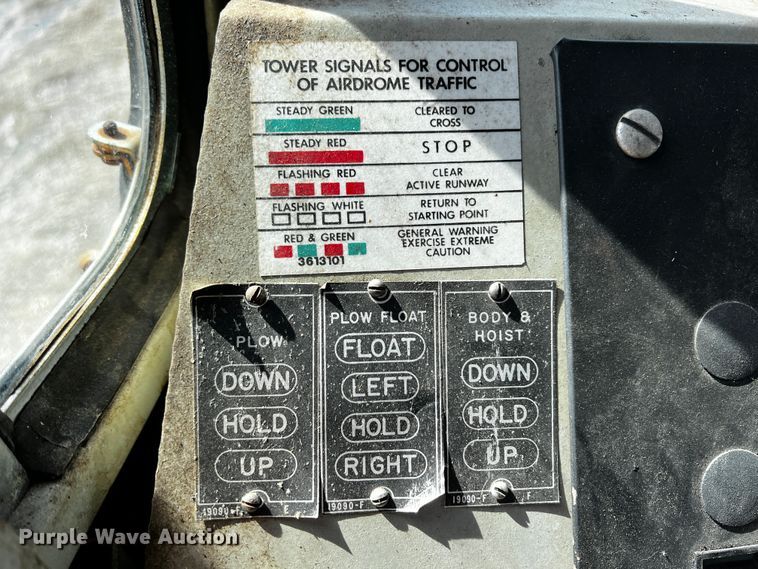 image for item JH9384 1985 Oshkosh WT-2206  dump truck