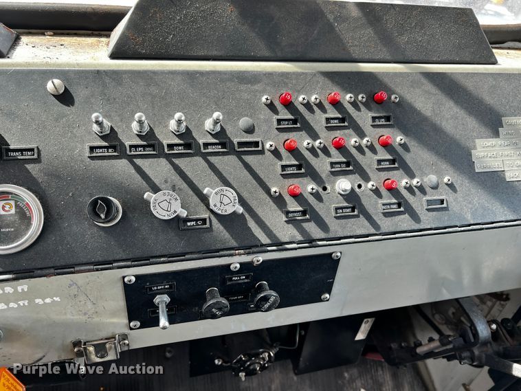 image for item JH9384 1985 Oshkosh WT-2206  dump truck