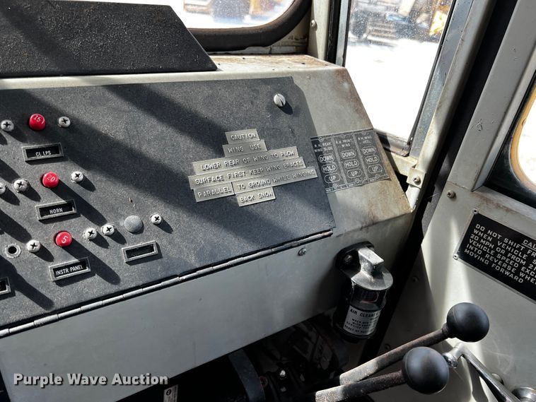 image for item JH9384 1985 Oshkosh WT-2206  dump truck