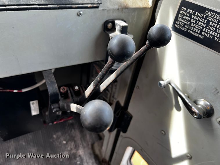 image for item JH9384 1985 Oshkosh WT-2206  dump truck