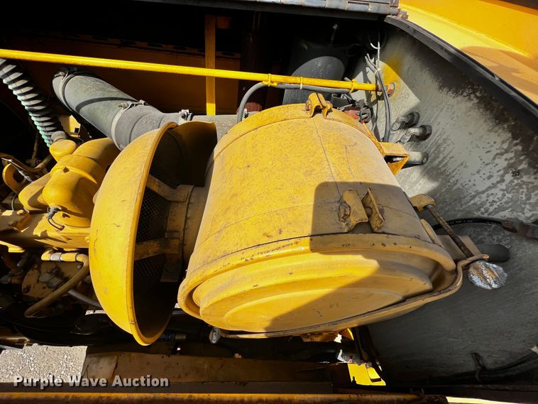 image for item JH9384 1985 Oshkosh WT-2206  dump truck