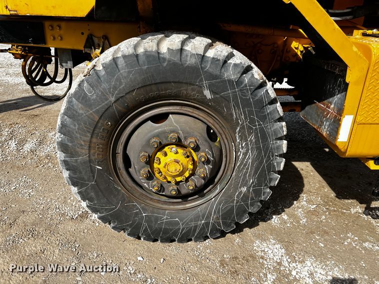 image for item JH9384 1985 Oshkosh WT-2206  dump truck