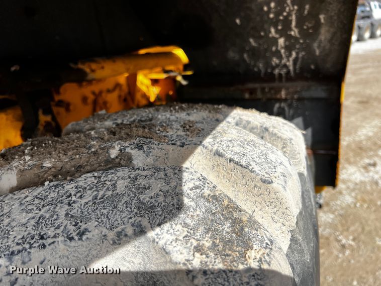 image for item JH9384 1985 Oshkosh WT-2206  dump truck