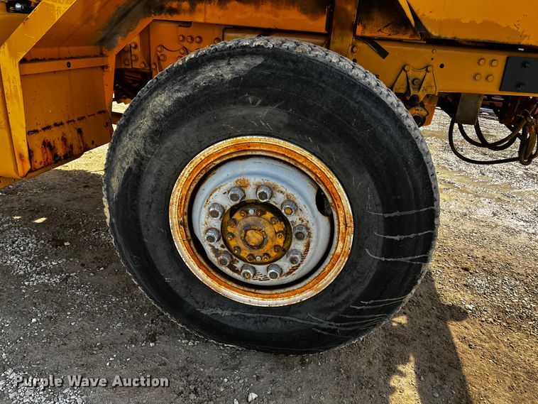 image for item JH9384 1985 Oshkosh WT-2206  dump truck