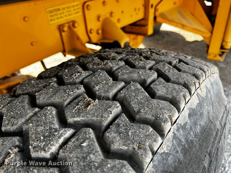 image for item JH9384 1985 Oshkosh WT-2206  dump truck