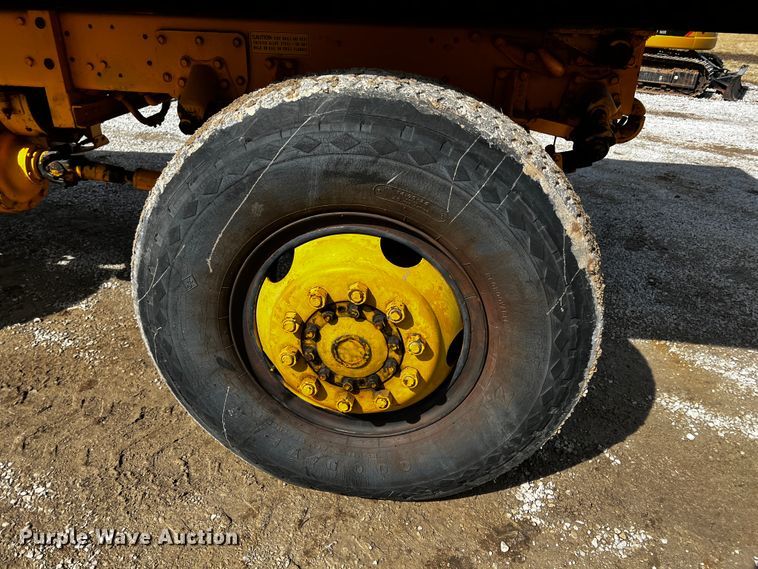 image for item JH9384 1985 Oshkosh WT-2206  dump truck