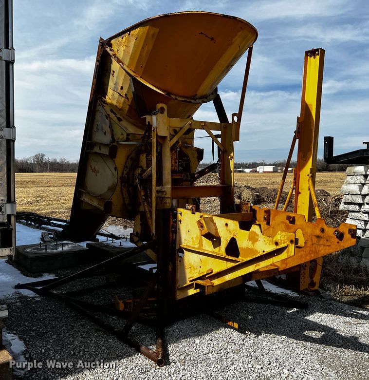image for item JH9384 1985 Oshkosh WT-2206  dump truck
