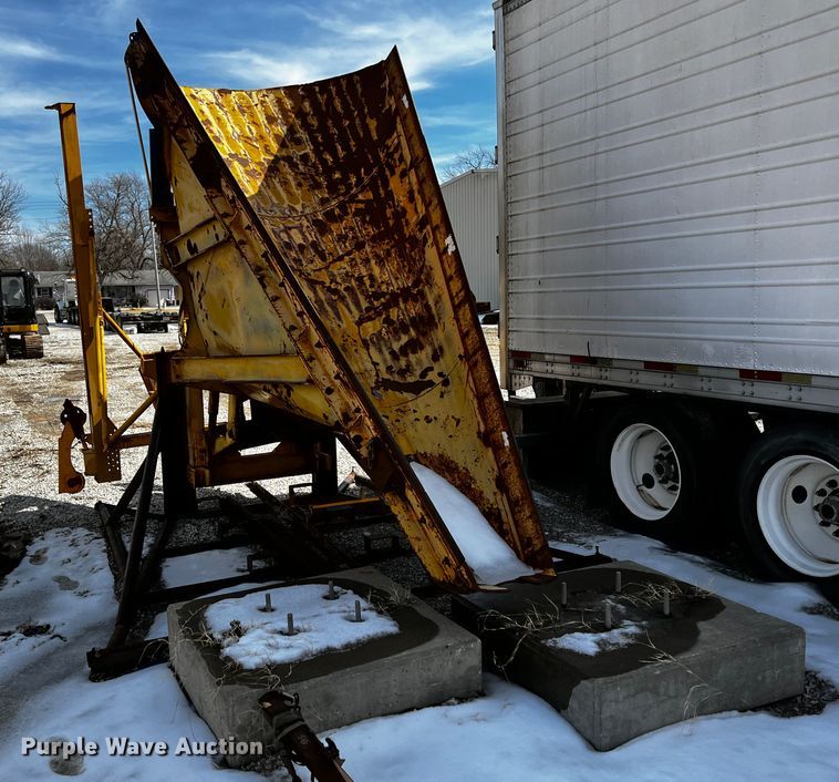 image for item JH9384 1985 Oshkosh WT-2206  dump truck