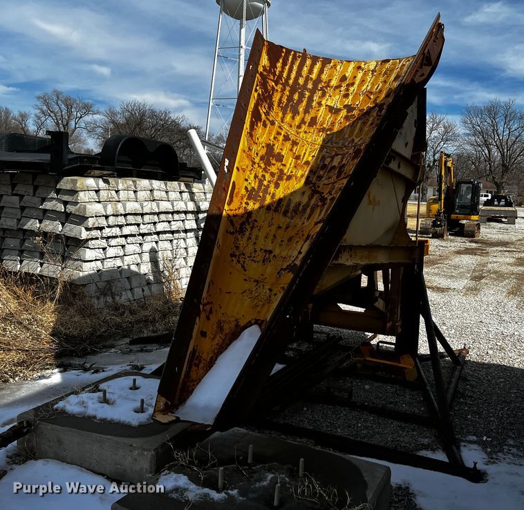 image for item JH9384 1985 Oshkosh WT-2206  dump truck