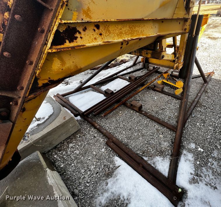 image for item JH9384 1985 Oshkosh WT-2206  dump truck