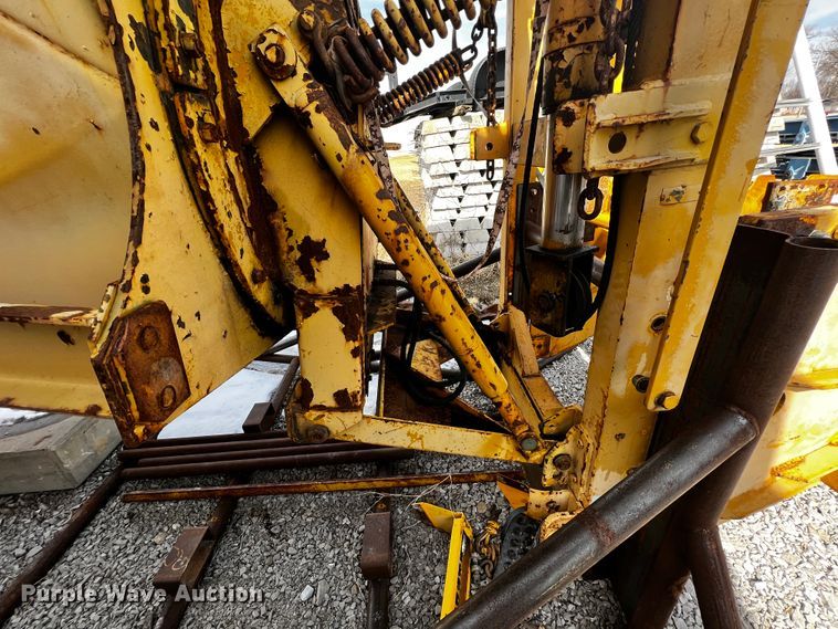 image for item JH9384 1985 Oshkosh WT-2206  dump truck