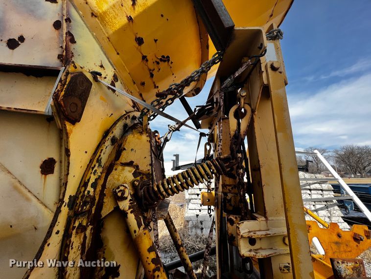 image for item JH9384 1985 Oshkosh WT-2206  dump truck