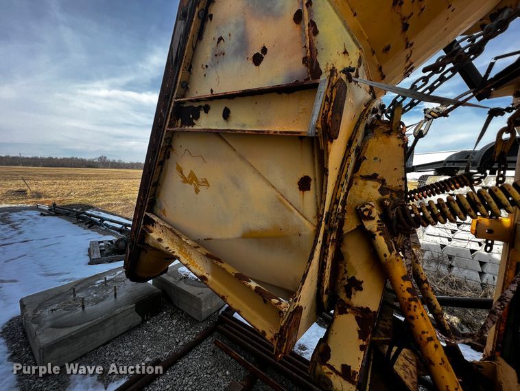 image for item JH9384 1985 Oshkosh WT-2206  dump truck