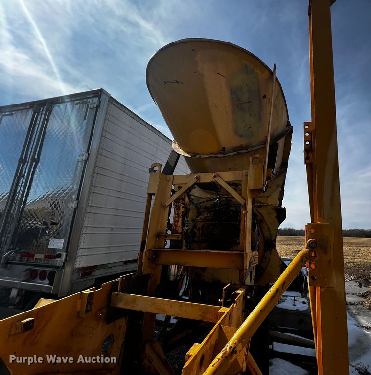 image for item JH9384 1985 Oshkosh WT-2206  dump truck