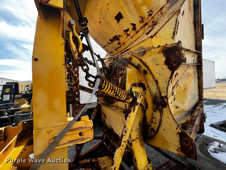 image for item JH9384 1985 Oshkosh WT-2206  dump truck