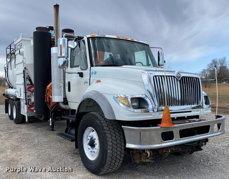 image for item JN9262 2007 International 7600  vacuum truck